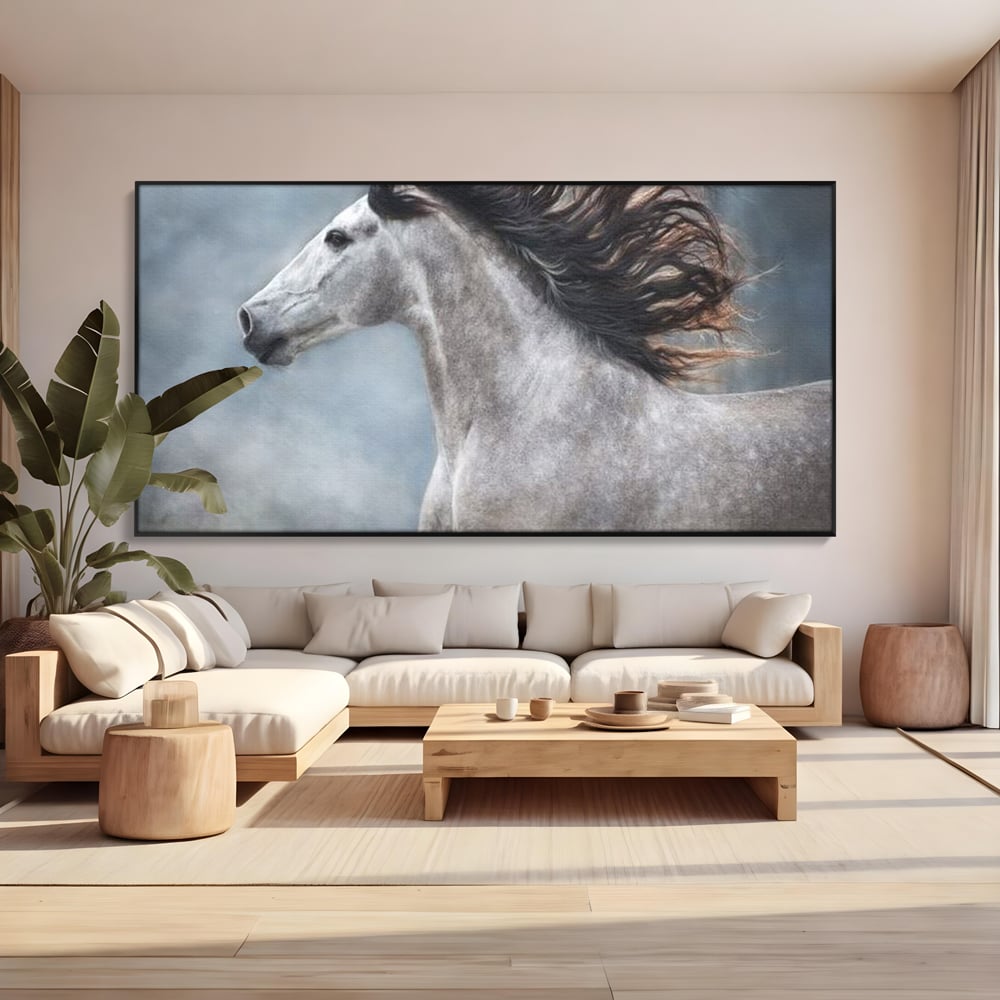 Tablou canvas cu tablou canvas cu armasar in miscare, in rama de aluminiu negru, pe perete intr-un living
